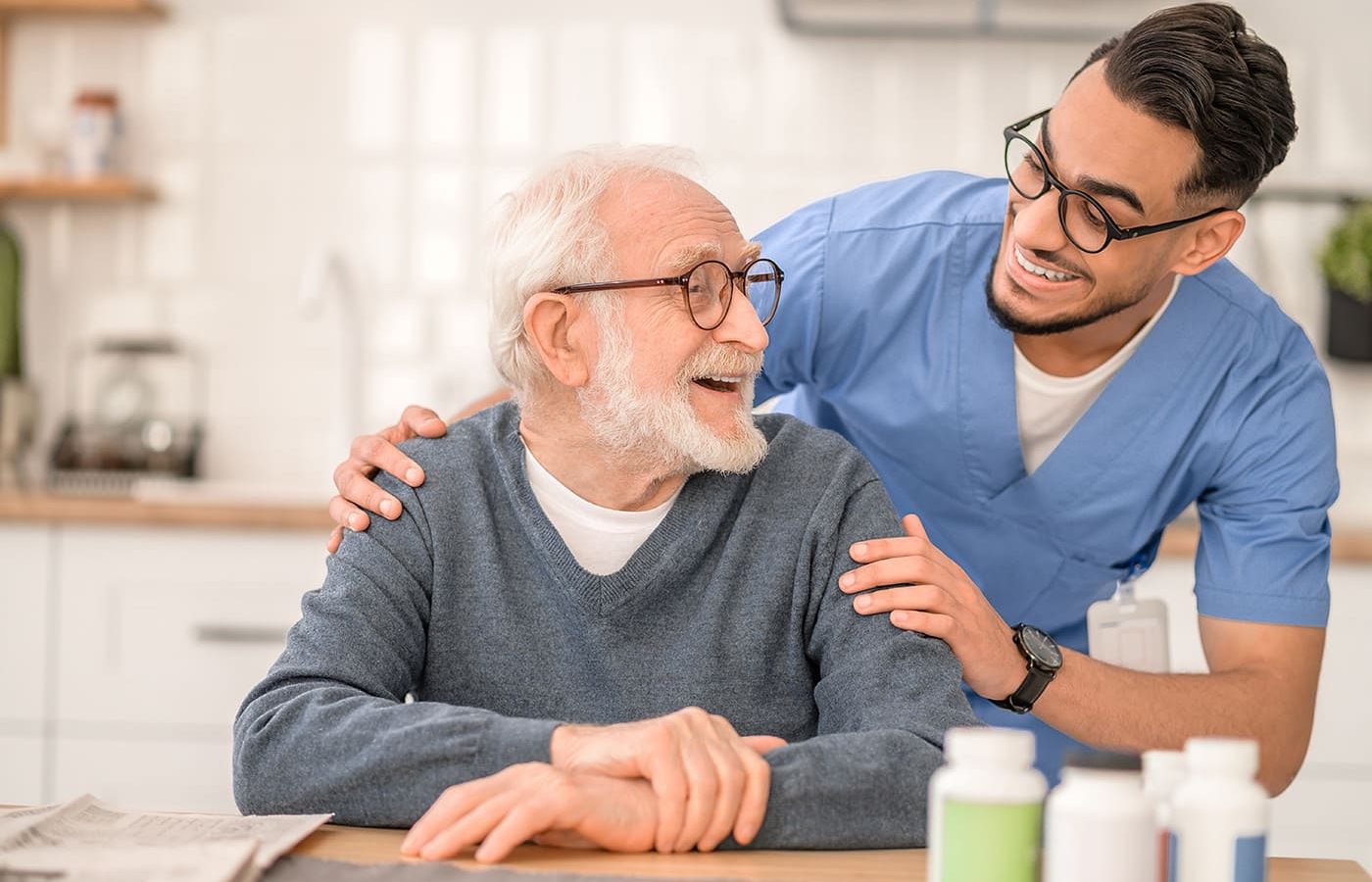 Ein fürsorglicher Gesundheitsarbeiter umarmt eine ältere Person.